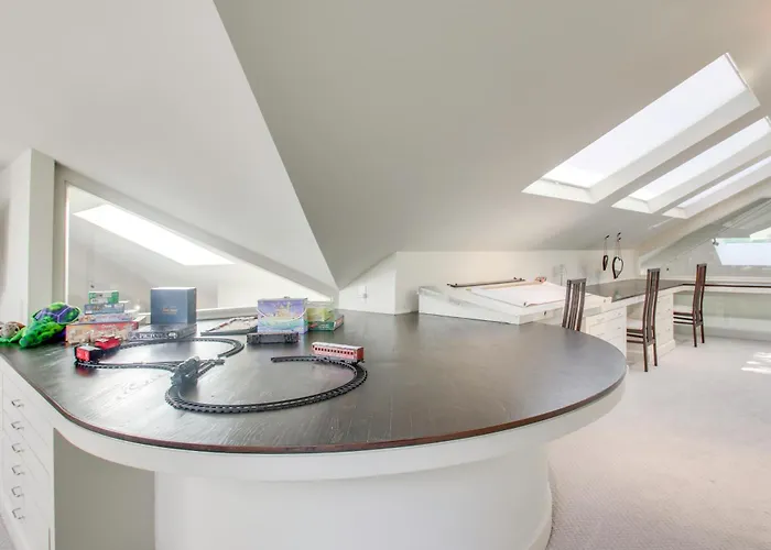 1 Mi To Ou! Group Getaway W/ Game Room, Pool