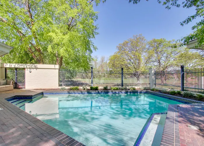 1 Mi To Ou! Group Getaway W/ Game Room, Pool